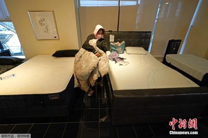 當(dāng)?shù)貢r(shí)間2月17日，美國(guó)得州的一家畫廊兼家具店內(nèi)，大批民眾來此避寒取暖，其中不乏一些人帶著被子來過夜。美國(guó)近日遭遇極寒天氣侵襲，多地氣溫創(chuàng)近年新低，其中得州災(zāi)情最嚴(yán)重，暴風(fēng)雪導(dǎo)致電網(wǎng)在酷寒中癱瘓，約400萬居民家中長(zhǎng)時(shí)間停電。美國(guó)國(guó)家氣象局表示，得州休斯敦等地的氣溫甚至比靠近北極圈的阿拉斯加還要低。