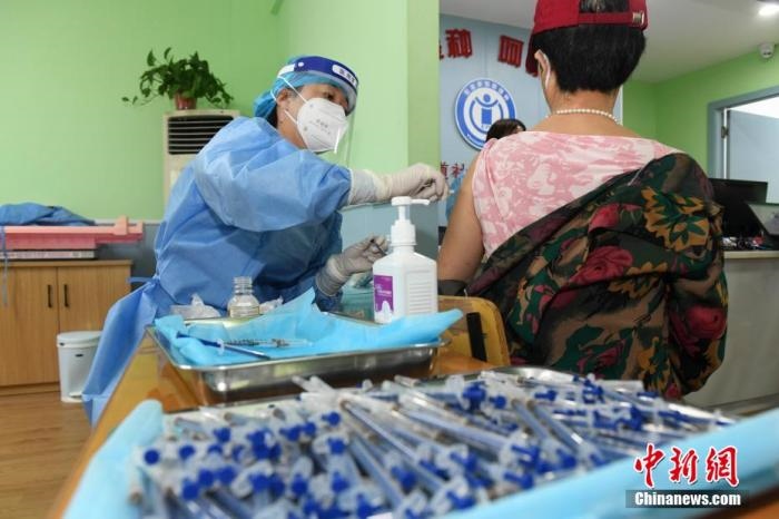 資料圖：市民來到醫(yī)院接種新冠疫苗。 楊華峰 攝