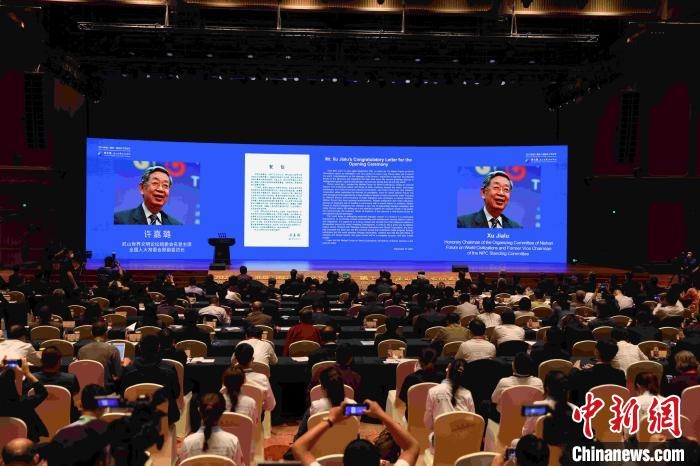 第九屆、第十屆全國(guó)人大常委會(huì)副委員長(zhǎng)許嘉璐向大會(huì)發(fā)來賀信?！∈⒓样i 攝