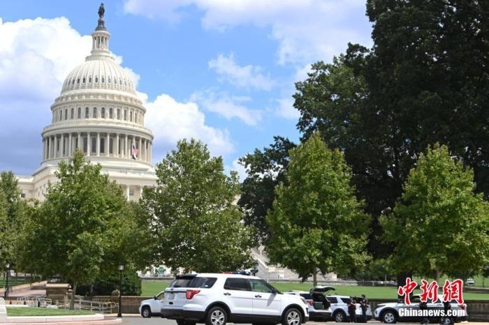 當(dāng)?shù)貢r(shí)間8月19日，一名男子駕駛黑色皮卡至國會圖書館前，并聲稱車上有炸彈。該事件導(dǎo)致美國國會大廈周邊街道封鎖，警方還疏散了周邊國會辦公樓和聯(lián)邦最高法院里的工作人員。圖為警方在美國會大廈西側(cè)廣場警戒。 <a target='_blank' href='http://www.chinanews.com/'>中新社</a>記者 陳孟統(tǒng) 攝