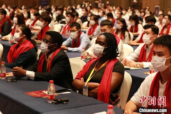 第十六屆“聯(lián)合國教科文組織孔子教育獎”9月27日晚在山東曲阜揭曉。梁犇 攝