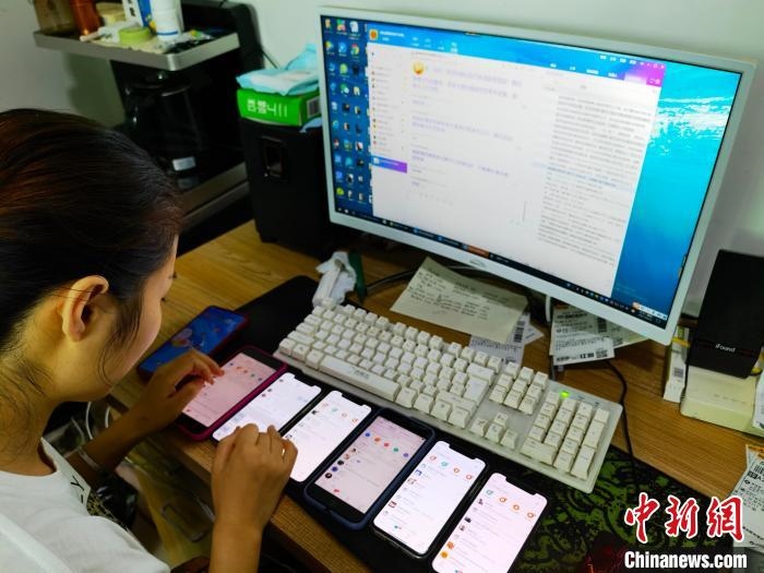 圖為網(wǎng)絡(luò)客服為網(wǎng)上“專車座套”客戶答疑釋惑?！巫雍?攝