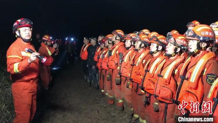 平遙縣消防救援大隊大隊長龔宇作總攻發(fā)起前的動員?！￠Z旭輝 攝