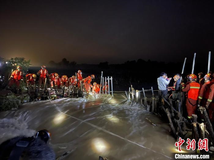 消防員分成左右兩路，同時發(fā)起決口封堵總攻。　閆旭輝 攝