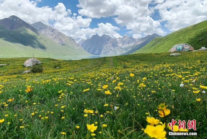 位于青海省果洛藏族自治州久治縣的年保玉則意為“神圣不可侵犯的地方”，山形如蓮花，總面積3469平方公里，保存有冰蝕地貌、冰磧地貌、現(xiàn)代冰川等地質(zhì)遺跡，有“天神后花園”之稱。
<a target='_blank' href='http://www.chinanews.com/'>中新社</a>記者 孫睿 攝