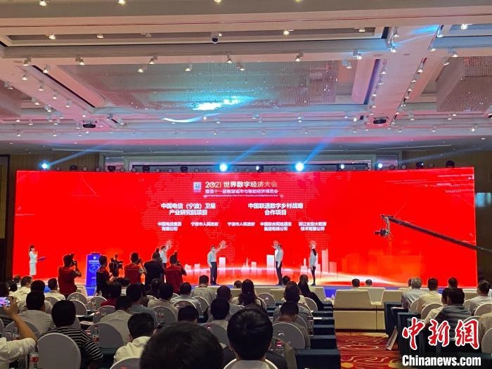 簽約現(xiàn)場?！×植?攝