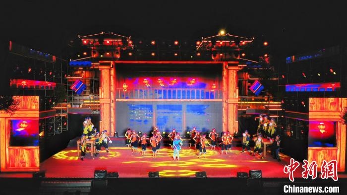 2021昭君文化旅游活動專場晚會現(xiàn)場?！≈苄橇?攝
