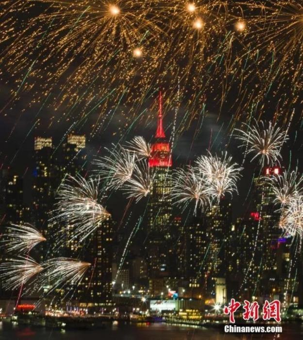 　　2018年，中國駐紐約總領(lǐng)事館前的哈德遜河上空燃放起焰火，慶祝中國狗年春節(jié)。