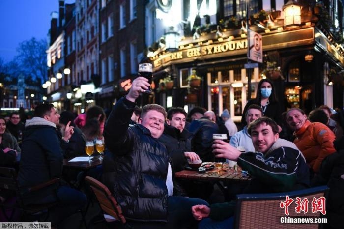 當?shù)貢r間2021年4月12日，英國進入放松疫情封鎖措施的第二階段。商鋪、理發(fā)店、健身房等被允許重新開張，酒吧和餐館也可以在室外營業(yè)。據(jù)悉，酒吧解封的第一晚，倫敦大批民眾在市中心喝酒跳舞，場面宛如狂歡節(jié)。
