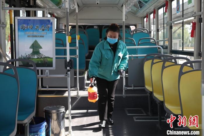 工作人員正在對公交車進(jìn)行消殺。　于晶 攝