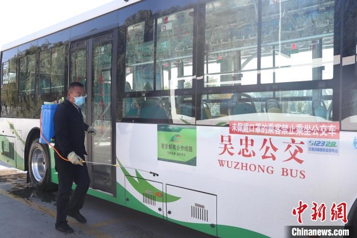 工作人員正在對公交車進(jìn)行消殺?！∮诰?攝