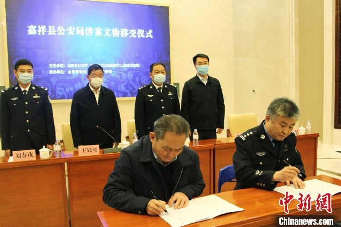 山東博物館館長鄭同修和嘉祥縣人民政府副縣長、公安局局長趙健簽署移交協(xié)議?！≮w曉 攝