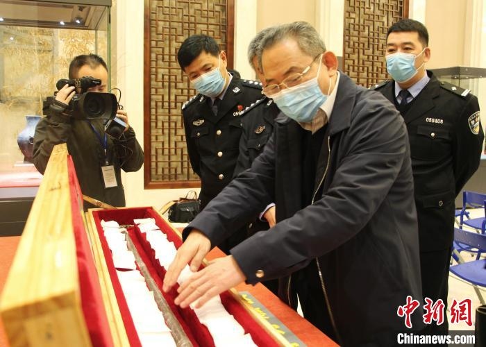 山東博物館館長鄭同修介紹涉案文物龍首錯銀木柲銅杖?！≮w曉 攝