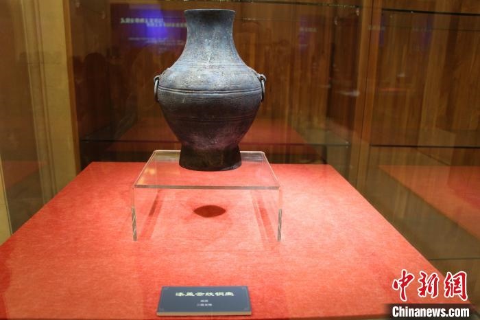 二級文物戰(zhàn)國時期漆蓋云紋銅壺。　趙曉 攝