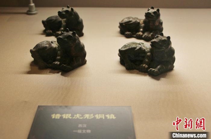 一級文物錯銀虎形銅鎮(zhèn)。　趙曉 攝