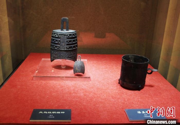 二級文物西漢鳳鳥紋銅編鐘、漆蓋銅卮?！≮w曉 攝