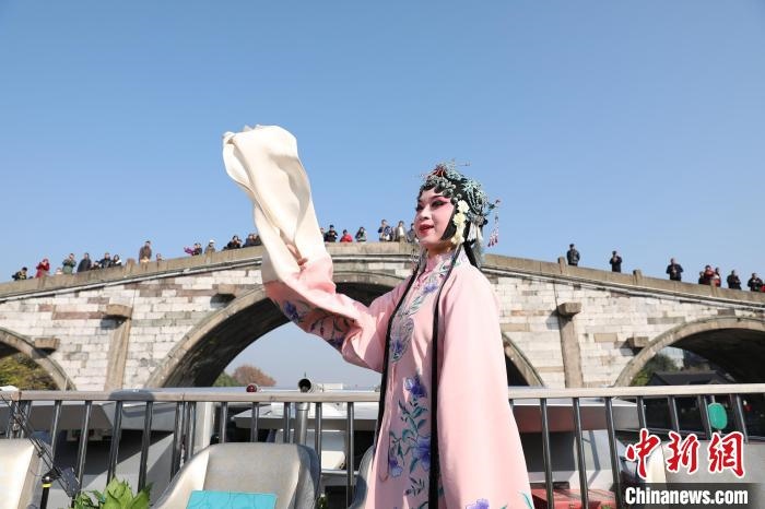 2019京杭對(duì)話的大運(yùn)河京杭雅集活動(dòng)中，浙江昆劇團(tuán)國家一級(jí)演員楊崑在中國大運(yùn)河(杭州段)上進(jìn)行表演?！⌒燔?攝 攝