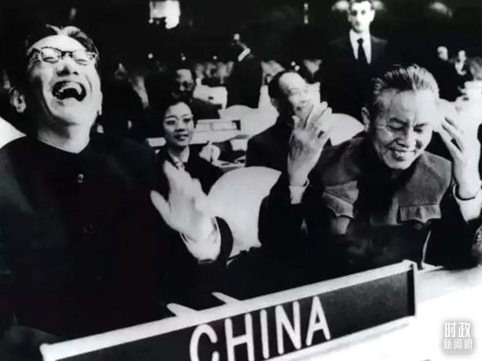 △1971年11月15日，以外交部副部長(zhǎng)喬冠華(左一)為團(tuán)長(zhǎng)、黃華(右一)為副團(tuán)長(zhǎng)的中國(guó)代表團(tuán)，首次出現(xiàn)在聯(lián)合國(guó)大會(huì)上。(資料圖)