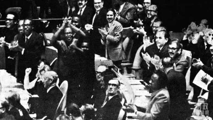 △第2758號(hào)決議通過(guò)后，現(xiàn)場(chǎng)爆發(fā)出熱烈歡呼聲。(資料圖)