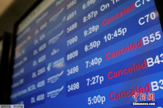 水管破裂造成第四航站樓的多家航班延誤或取消。圖為航站樓內(nèi)的電子公告牌顯示航班信息。