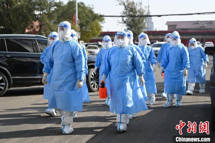 圖為醫(yī)務(wù)人員在封閉小區(qū)做防控工作?！⑽娜A 攝