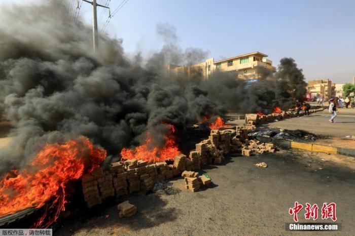 當(dāng)?shù)貢r間10月25日，蘇丹局勢發(fā)生突變，過渡政府總理被“綁架”，政府部長被軍方抓捕，國家進入緊急狀態(tài)，大量民眾走上街頭對軍方行動進行抗議，已有7人在抗議活動中死亡，140人受傷。圖為抗議活動中燃燒的輪胎。