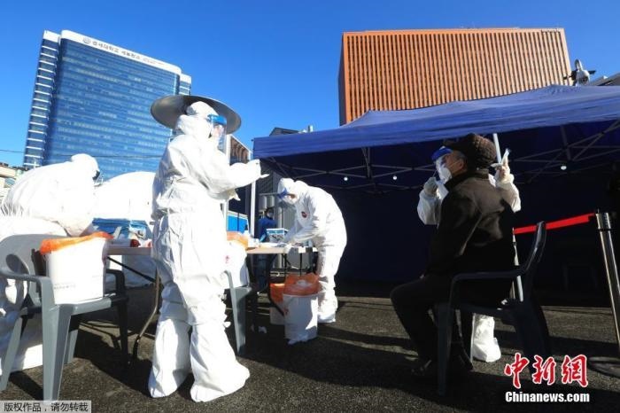 資料圖：韓國首爾，醫(yī)務人員對市民進行新冠病毒檢測。