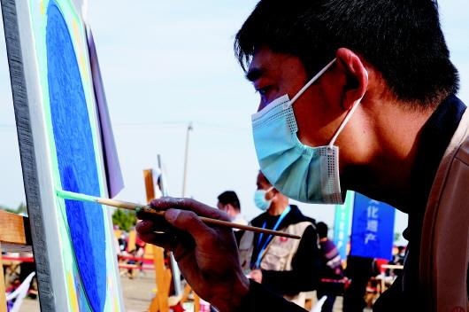 　　參加文物技能競賽彩畫項目的選手。