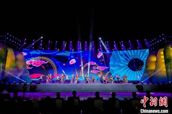 圖為中國·重慶秀山第二屆“金山銀山”文化旅游節(jié)開幕現(xiàn)場?！⌒闵娇h文旅委供圖