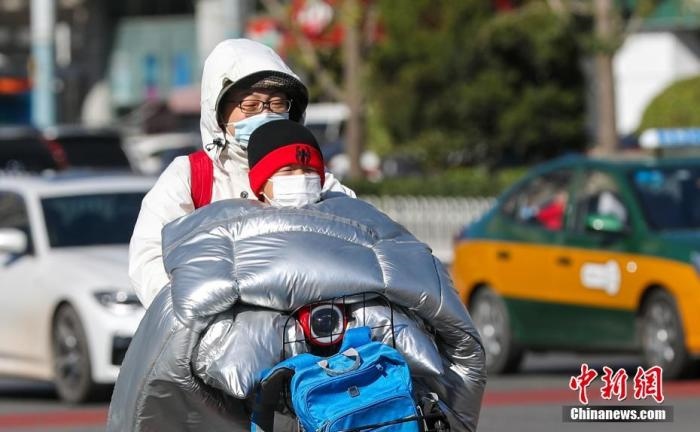 資料圖：市民在大風(fēng)降溫天氣下出行。 <a target='_blank' href='http://www.chinanews.com/'>中新社</a>記者 賈天勇 攝
