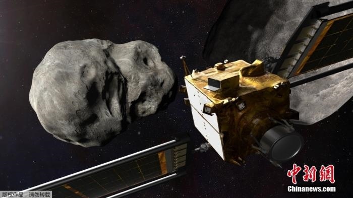 當(dāng)?shù)貢r間11月4日，法新社公布了兩張來自美國宇航局的太空效果圖，畫面顯示一艘宇宙飛船從小行星后面進(jìn)行撞擊。據(jù)悉，美國宇航局計劃讓一艘以每小時24000公里的速度飛行的宇宙飛船撞上一顆小行星以進(jìn)行“行星防御”測試，雖然地球尚且沒有面臨如此緊迫的危險。