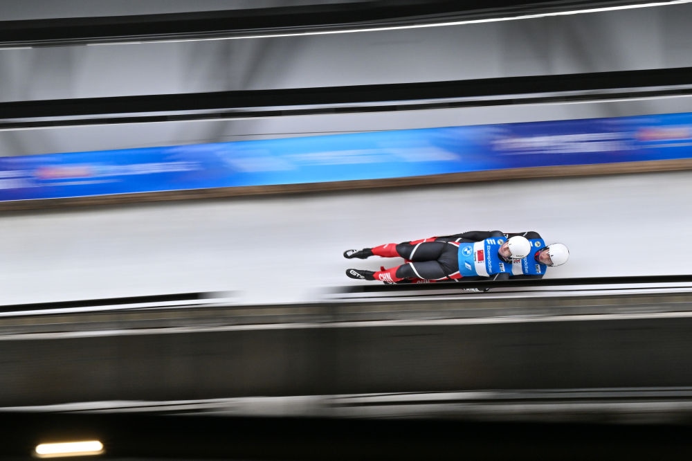 11月21日，“相約北京”國際雪橇聯(lián)合會雪橇世界杯，中國選手黃葉波/彭俊越在團體接力比賽中。新華社記者陳益宸攝