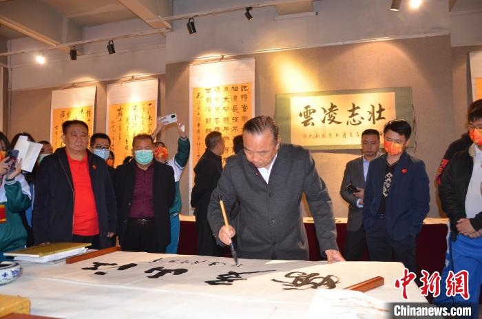 圖為“鐵軍老戰(zhàn)士”、著名書法家、解放軍報(bào)原副總編輯連俊義少將現(xiàn)場(chǎng)揮毫?！☆佇玛?攝 攝