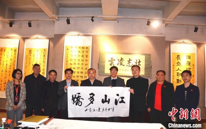 圖為百名將軍書畫展活動(dòng)現(xiàn)場(chǎng)?！☆佇玛?攝 攝