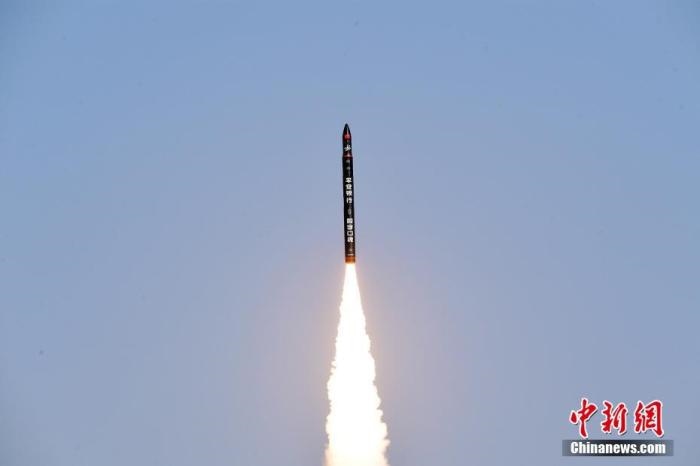 北京時(shí)間2021年12月7日12時(shí)12分，谷神星一號(hào)遙二運(yùn)載火箭在中國酒泉衛(wèi)星發(fā)射中心成功發(fā)射升空，將搭載的天津大學(xué)一號(hào)、麗澤一號(hào)、寶醞號(hào)、金紫荊五號(hào)、金紫荊一號(hào)03星等5顆小衛(wèi)星順利送入預(yù)定軌道，發(fā)射任務(wù)獲得圓滿成功。汪江波 攝