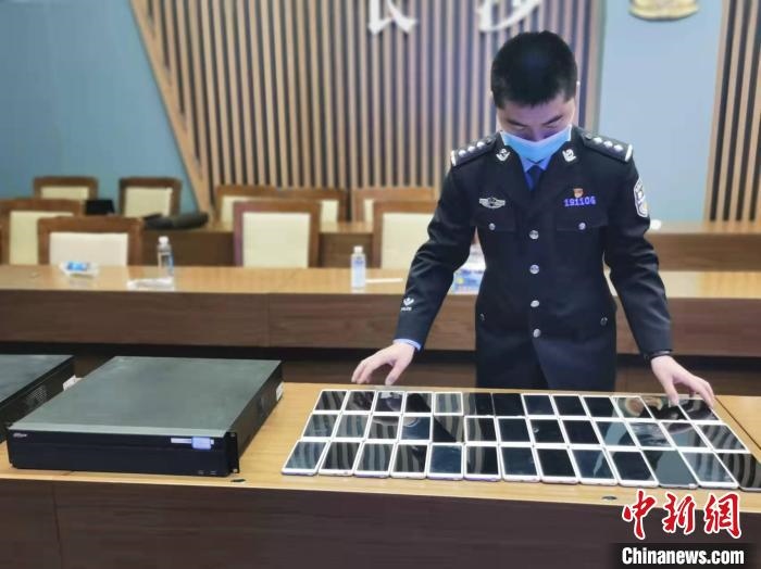 民警展示作案工具。　長(zhǎng)沙市公安局供圖