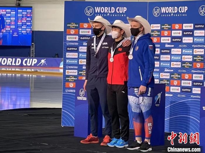 寧忠?guī)r在頒獎(jiǎng)儀式上?！『邶埥◇w育局提供