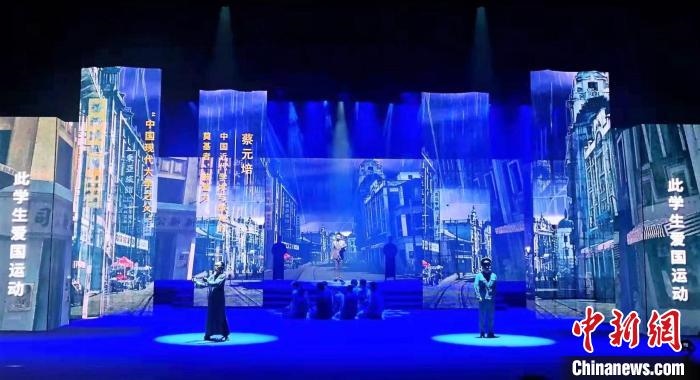 圖為“百年風(fēng)華”大型音樂(lè)史詩(shī)劇現(xiàn)場(chǎng)?！⒑ｌ` 攝