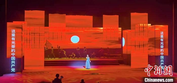 圖為“百年風(fēng)華”大型音樂(lè)史詩(shī)劇現(xiàn)場(chǎng)?！⒑ｌ` 攝