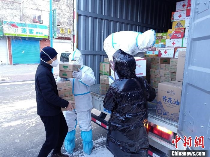 圖為滿洲里物資保障巡回補(bǔ)給車隊(duì)配貨現(xiàn)場?！∏靥饌?攝