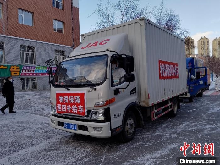 圖為滿洲里物資保障巡回補(bǔ)給車隊(duì)配貨現(xiàn)場?！∏靥饌?攝