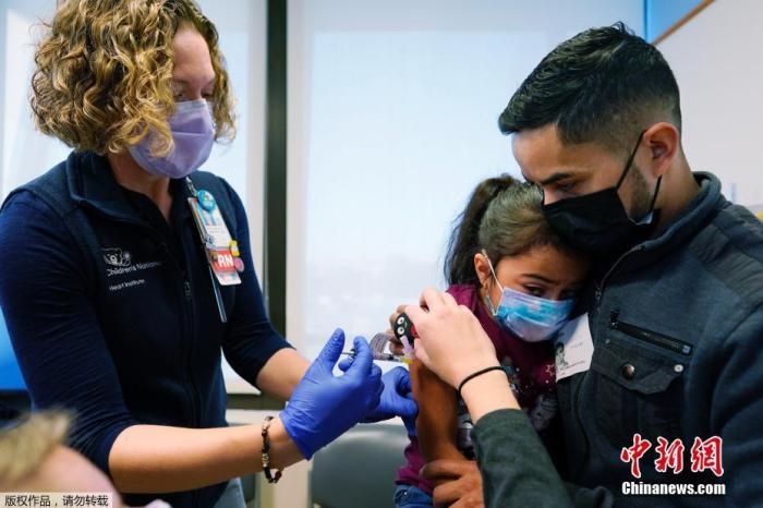 資料圖：當(dāng)?shù)貢r(shí)間11月3日，美國華盛頓，國立兒童醫(yī)院為孩子接種疫苗。美國新冠疫苗接種進(jìn)入了一個(gè)新階段，數(shù)百萬名小學(xué)生現(xiàn)在可以接種疫苗。