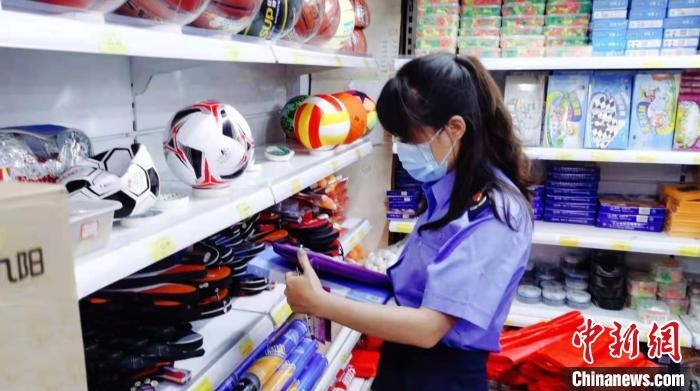 圖為秦皇島市海港區(qū)市場(chǎng)監(jiān)督管理局工作人員正在檢查涉冬奧標(biāo)志商品?！∏鼗蕧u市海港區(qū)市場(chǎng)監(jiān)督管理局供圖