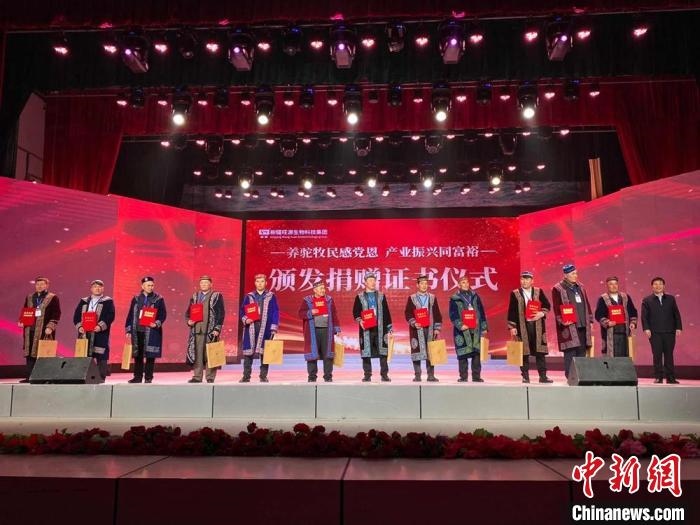 阿勒泰地區(qū)牧民靠企業(yè)的幫扶走上了致富道路?！」o琨 攝