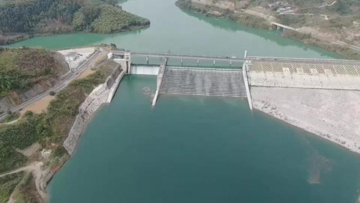 　　圖1 2021年12月7日，督察組使用無人機(jī)拍攝，保護(hù)區(qū)實(shí)驗(yàn)區(qū)內(nèi)的八吝大壩已建成，且未設(shè)置過魚設(shè)施