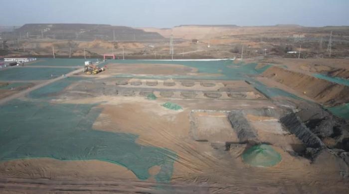 2021年12月11日，督察組使用無人機(jī)拍攝，神木市蘭炭產(chǎn)業(yè)特色園區(qū)檸條塔片區(qū)廢水集中處理設(shè)施僅完成部分基礎(chǔ)建設(shè)