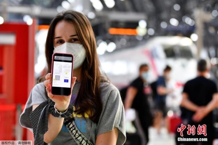 當(dāng)?shù)貢r(shí)間2021年9月1日，意大利米蘭，乘客在火車站出示的健康證明。