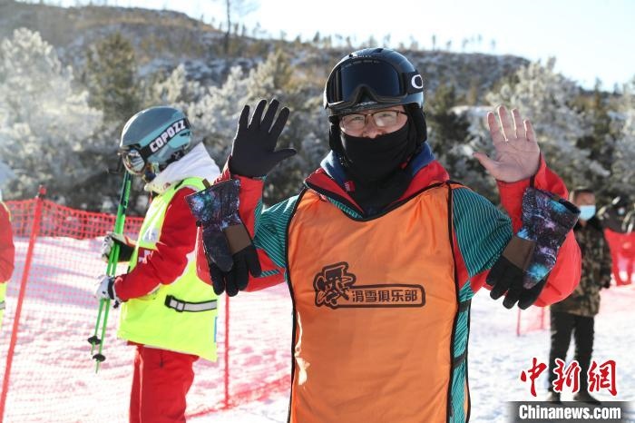 圖為滑雪場現(xiàn)場?！≡S婷 攝