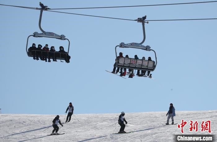 圖為滑雪場現(xiàn)場?！≡S婷 攝