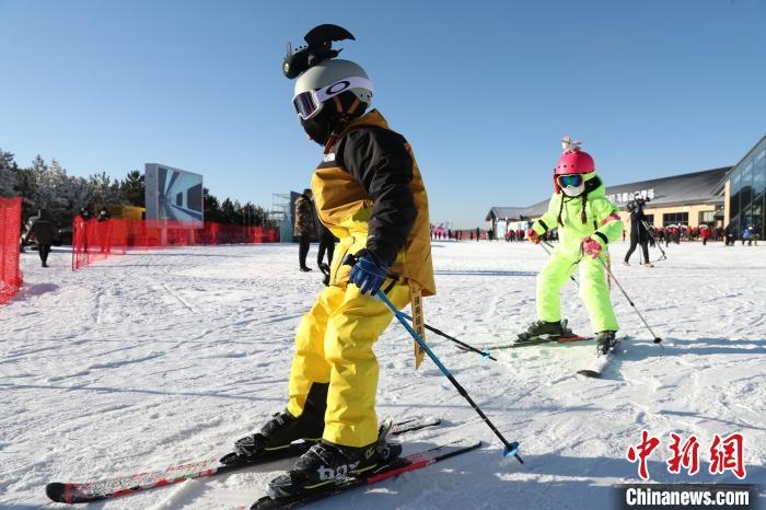 圖為滑雪場現(xiàn)場?！≡S婷 攝